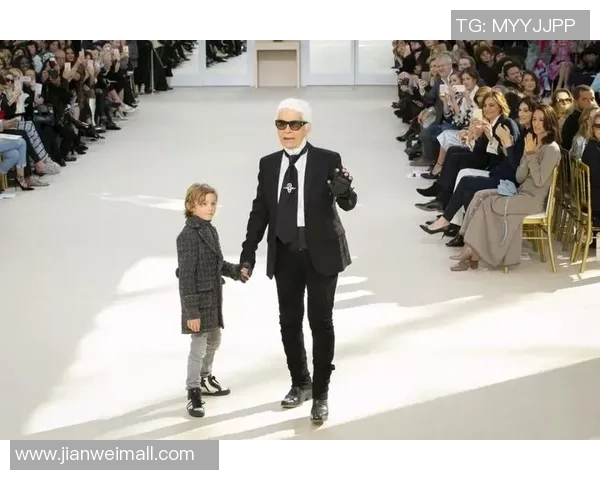 怀念已故足球巨星他们的传奇与影响力永存于世